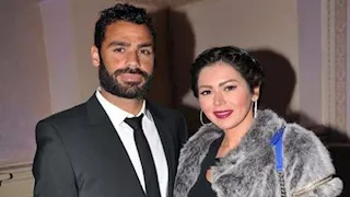 كيف دعم محمد عبدالمنصف زوجته لقاء الخميسي في أول حفل غنائي لها؟   