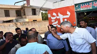 بالصور- محافظ أسوان يفاجئ معرض "أهلاً مدارس" بكوم أمبو ويتفقد المستلزمات المدرسية