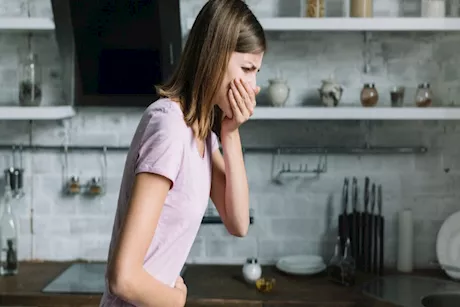 طبيب يوضح الفئات الأكثر عرضة للإصابة بالتسمم الغذائي 