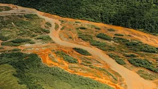 تسرب معادن سامة إلى أنهار ألاسكا وتحول لونها إلى البرتقالي (صور) 