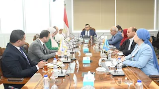 وزير الإسكان يبحث تعظيم الاستفادة من إعلانات الطرق وتحسين المظهر الجمالي