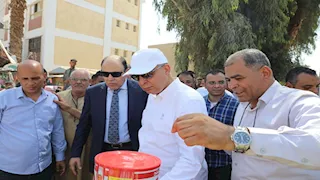 تضم 8 سيارات.. محافظ المنيا يتفقد قافلة لبيع السلع الغذائية بأسعار مخفضة بقرية قلندول 