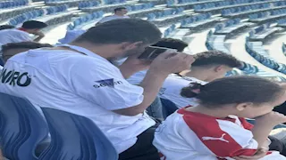 مشهد إنساني.. مشجع كفيف يتابع الزمالك مع أطفاله