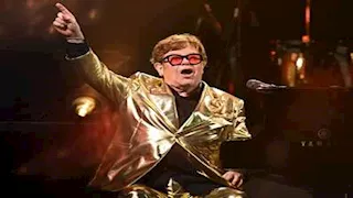 "قلادة وبروش".. إلتون جون يحول ركبتيه المستأصلتين إلى قطع من المجوهرات