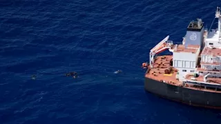 أكثر من 90 مهاجرا عالقا في سفينة شحن نفطية وسط البحر المتوسط