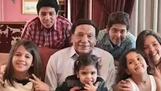 بعد ظهوره مع أكرم السعدني.. 20 صورة للزعيم عادل إمام مع عائلته