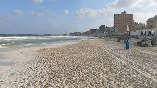 قبل بدء المدارس.. شواطئ الإسكندرية خالية في وداع آخر "ويك إند" (صور)