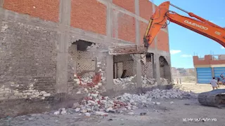 بالصور - إزالة مبانٍ مخالفة وإعادة الانضباط في المنتزه أول بالإسكندرية