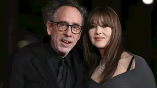 انفصال النجمة مونيكا بيلوتشي عن المخرج العالمي تيم بورتن