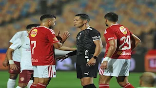 خبير تحكيمي يعلق على الحالات المثيرة للجدل في الشوط الأول بمباراة الأهلي وسيراميكا 