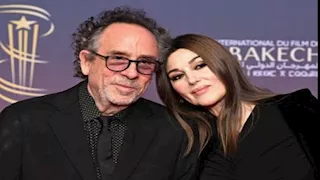 بعد إعلان انفصالها.. 20 صورة رومانسية جمعت مونيكا بيلوتشي وتيم بورتن