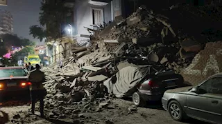 محافظ القاهرة يكشف تفاصيل انهيار عقار مكون من 5 طوابق بباب الشعرية