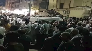 صور- "لا تدفنوا القاتل بجوار أبنائه".. مشهد صادم في جنازة ضحايا نبروه