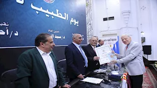 "أطباء الجيزة" تكرم استشاري تخدير باحتفالية "يوم الطبيب 2025"