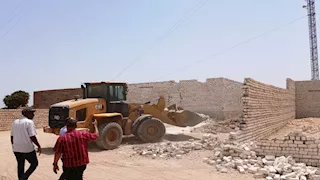 بالصور- إزالة 25 حالة تعدٍ على أراضي الدولة في أسوان