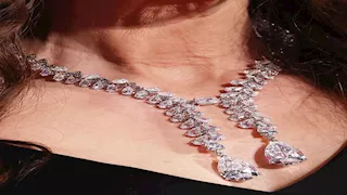 بالصور.. أفخم المجوهرات التي خطفت الأضواء على سجادة مهرجان البندقية