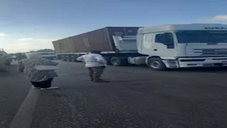 انقلاب "تريلا" يشل حركة دائري المنصورة (صور)