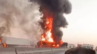 الدخان غطى السماء.. اللقطات الأولى لحريق مروع على الطريق الإقليمي | صور