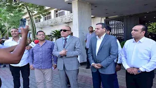 محافظ الأقصر يكرم عمال النظافة: "أنتم أبطال زيارة ملك إسبانيا" (صور)