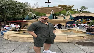 بالصور- .ياسر جلال يستمتع بالأجازة في ديزني لاند