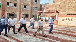 محمد فايز يتفقد مدارس الصف ويشيد بجهود تطوير البيئة التعليمية