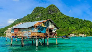 أكثر من مليون شخص يعيشون في الماء.. أغرب قبائل العالم