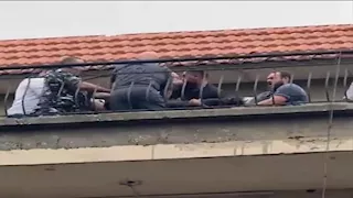 ثوان بين الحياة والموت.. إنقاذ شاب حاول الانتحار في اللحظة الأخيرة (فيديو)