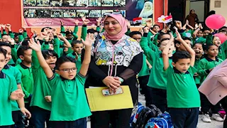 شيكولاتة وبالونات وعلم مصر.. أجواء احتفالية ببداية العام الدراسي في بورسعيد - صور