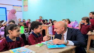 وزير التعليم يفاجئ مدارس بنها: التدريس "أم المهن" والبرمجة لغة المستقبل - صور