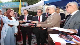 رئيس جامعة المنيا يستقبل الطلاب بالهدايا في أول أيام العام الجامعي - صور