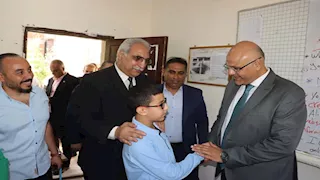 الطابور كان وسط السيارات.. سور متحرك يحل أزمة فناء مدرسة ورورة بالقليوبية