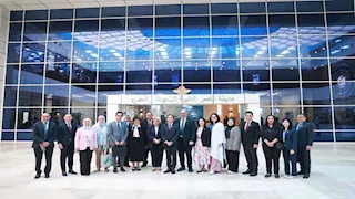 وزير الصحة السنغافوري يزور معهد ناصر