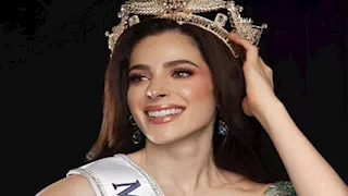 جمالها جذاب.. تتويج فاطمة بوش بلقب ملكة جمال الكون 2025 