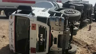 انقلاب سيارة محملة بـ40 طن سولار على الصحراوي الغربي بقنا