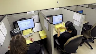 أثناء العمل المكتبي.. حيل بسيطة لتنشيط الجسم وزيادة حرق السعرات 