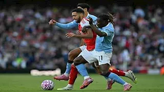 بيب جوارديولا  يثير الجدل ويُقبل حكم مباراة مانشستر سيتي وأرسنال (فيديو وصور)