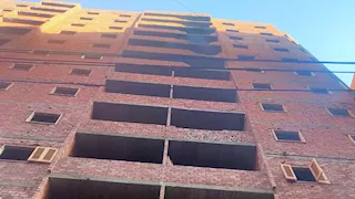 مصرع عامل إثر سقوطه من الطابق الثامن بعقار تحت الإنشاء في أسيوط (صور)