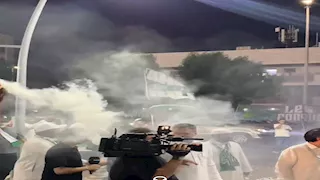 بالألعاب النارية.. استقبال قوي من الجماهير لأهلي جدة قبل مواجهة بيراميدز (فيديو وصور)