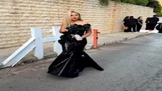 بأكتاف مكشوفة.. بوسي شلبي بإطلالة لافتة باللون الأسود 