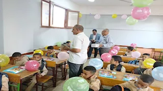 بهجة وألوان.. هدايا وبالونات ترحب بالطلاب في أول أيام الدراسة ببني سويف