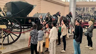 متحف المركبات الملكية في جولة جديدة للأطفال ضمن أنشطة أتوبيس الفن 