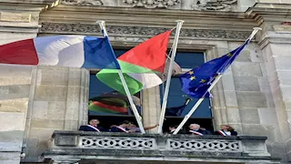 رفع العلم الفلسطيني على مبنى بلدية في باريس (فيديو)