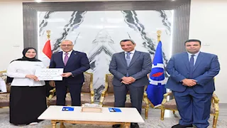 وزير العمل ومحافظ السويس يسلمان 81 عقد عمل للشباب.. صور