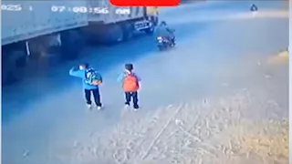 فيديو مروّع.. سيارة تدهس طفلًا في أول أيام الدراسة بالمنوفية