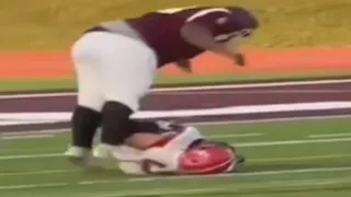 لحظة مروعة للاعب كرة قدم أمريكية يكسر العمود الفقري لمنافسه (صور)