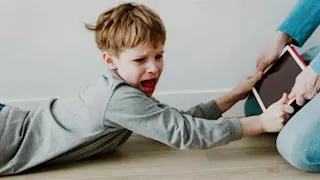 بعد إعلان ترامب.. هل يزيد استخدام "الموبايل" فرص الإصابة بالتوحد؟