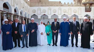 رئيس سنغافورة وقرينته يزوران الجامع الأزهر ويستمعان لشرح مفصل حول أبرز معالمه