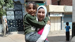 بقلب أم وجسد فتاة.. سامية تحمل على كتفها أوجاع شقيقتها وأسرتها (صور)