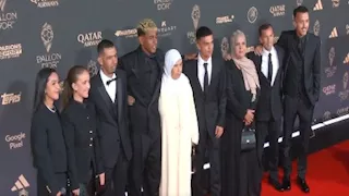 لامين يامال يصطحب جدته وعائلته في حفل الكرة الذهبية (فيديو وصور)