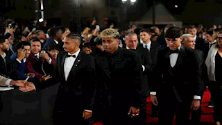 25 صور ترصد حضور نجوم على السجادة الحمراء بحفل الكرة الذهبية